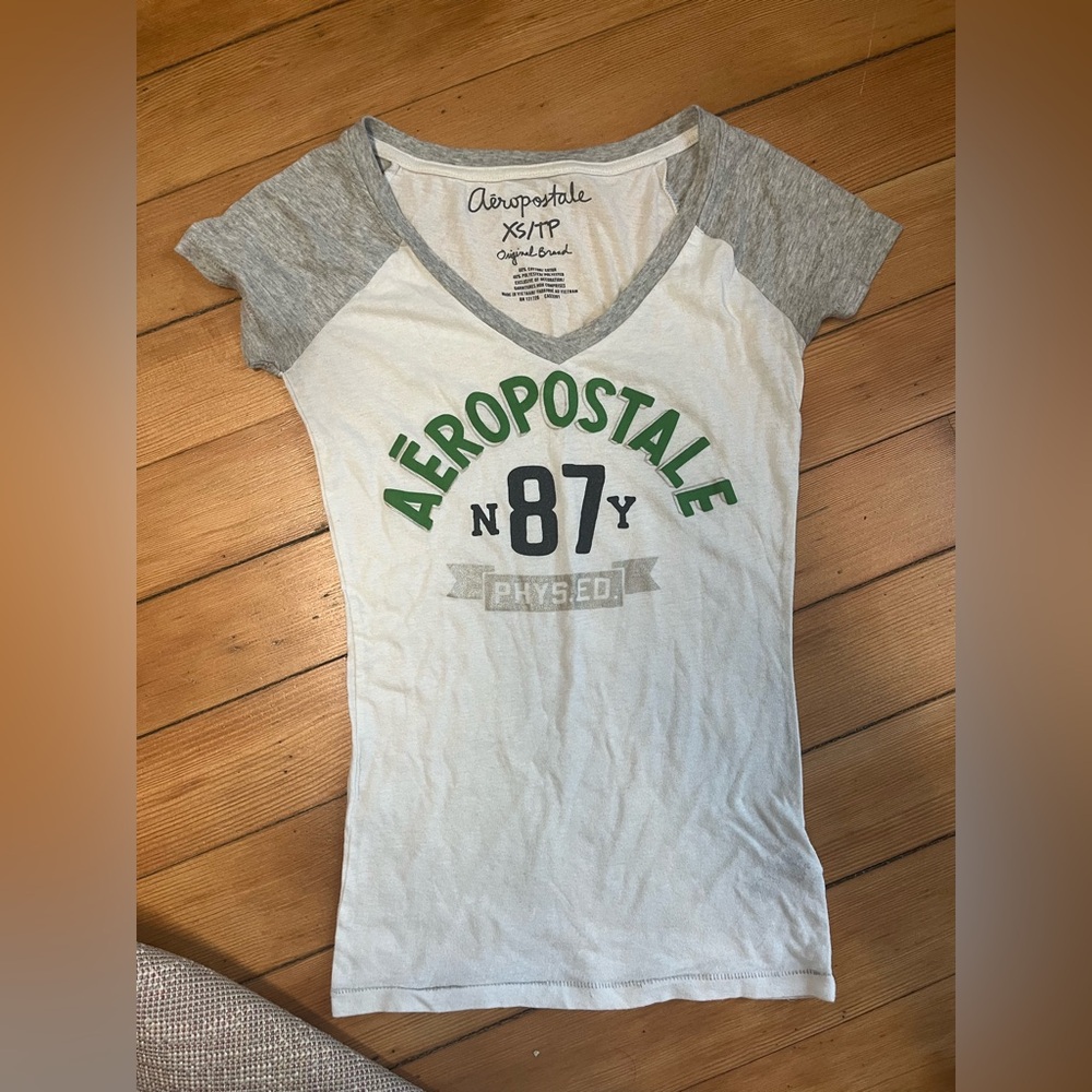 Aeropostale White and Gray V-Neck Tee Y2K
